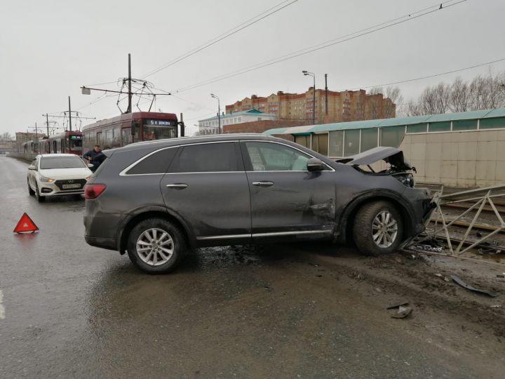 В Казани встали трамваи из-за аварии с участием пяти автомобилей