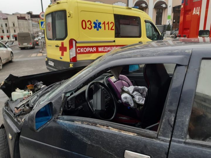 В центре Казани столкнулись BMW и «Лада»: есть пострадавшие