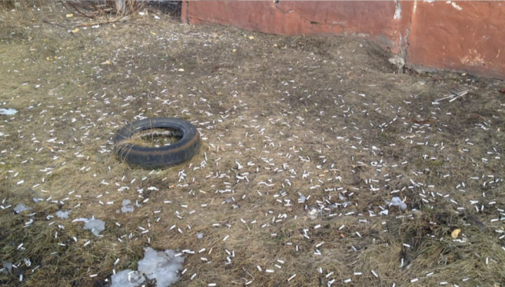 Казанцы пожаловались на горы окурков во дворе, которые начали появляться из-под растаявшего снега