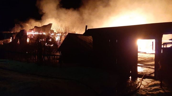 На крупном пожаре в Татарстане погибли два человека