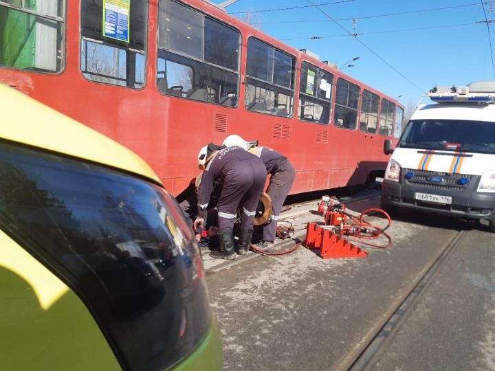 В Казани в карете скорой скончалась девушка, которой оторвало ногу трамваем