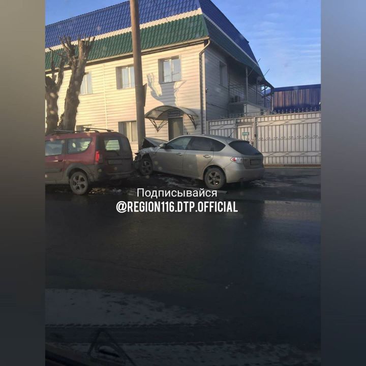 В Казани водитель Subaru врезался в столб в результате столкновения с «Ладой»