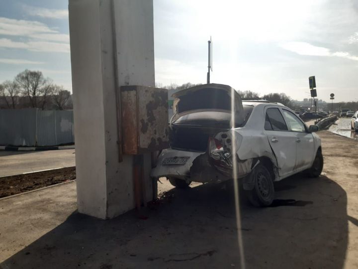 В Казани иномарку отбросило на опору надземного пешеходного перехода в результате ДТП