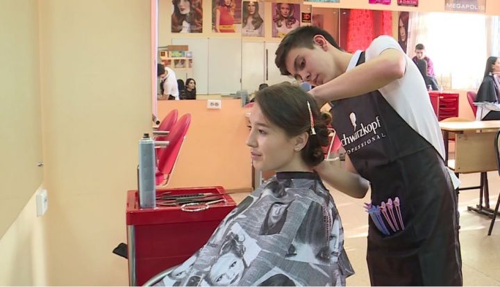 В Казани необычный праздник в честь 8 Марта устроили для своих одногруппниц будущие повара и парикмахеры