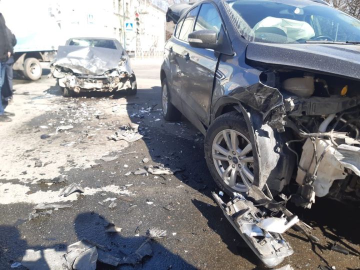 В Казани в результате столкновения двух автомобилей пострадал человек