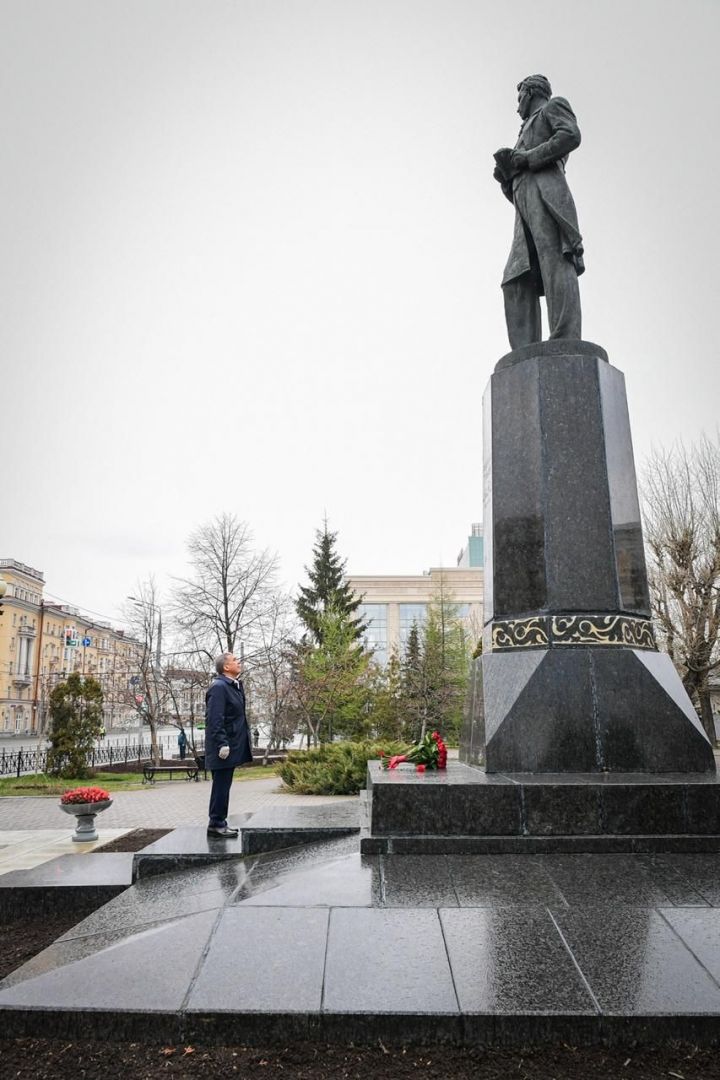 Президент Татарстана возложил цветы к памятнику Тукая