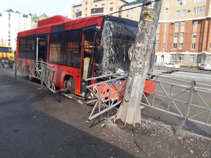 В Казани водитель автобуса врезался в столб и снес забор