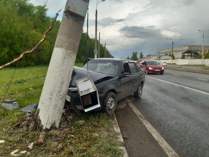 В Казани водитель легкового авто въехал в столб и получил травму головы