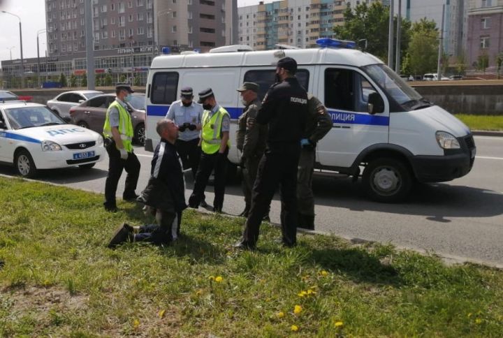 В Казани водитель «УАЗа» сбил полицейского и скрылся