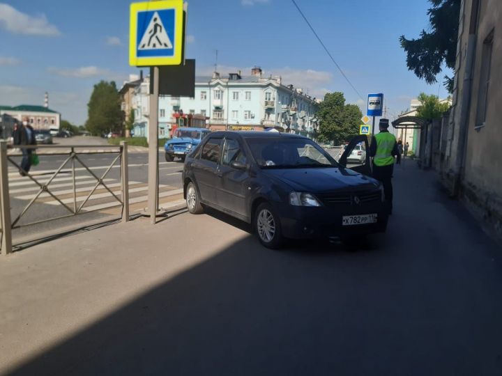 В Казани водитель иномарки вылетел на тротуар после столкновения с «УАЗом»