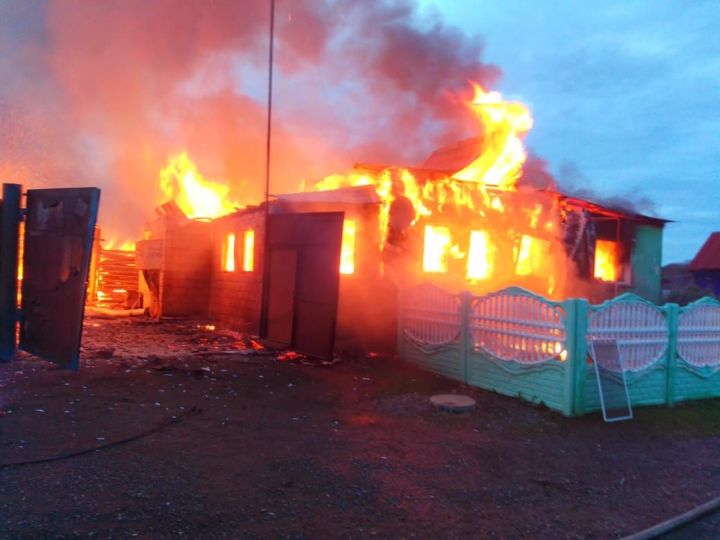 В Пестречинском районе из-за пожара полностью сгорел дом многодетной семьи