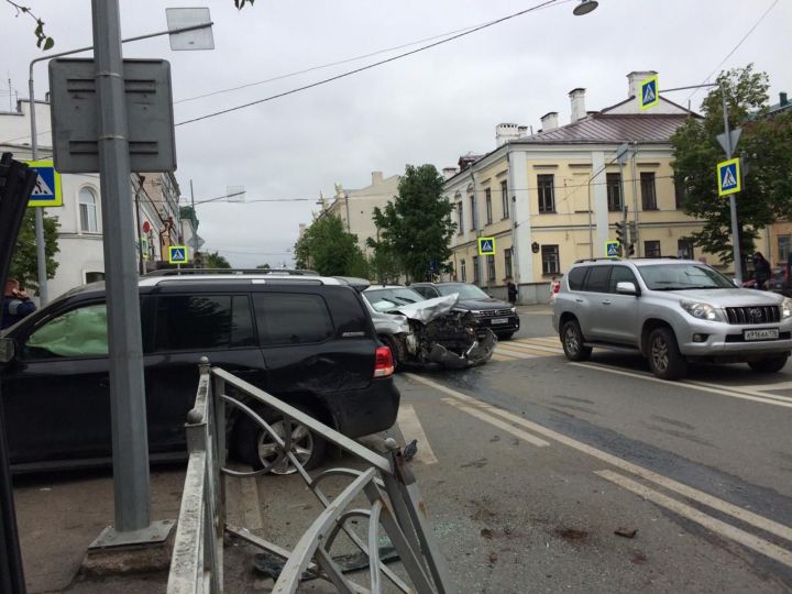 В центре Казани автомобиль Toyota отбросило на забор после столкновения с Nissan