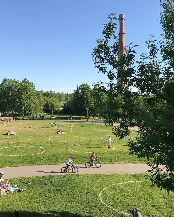 На газонах в казанских парках появились белые круги для соблюдения социальной дистанции