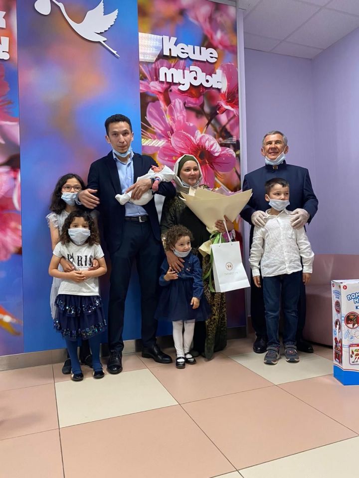 Президент РТ поздравил семью Шаймурзиных с рождением пятого ребенка