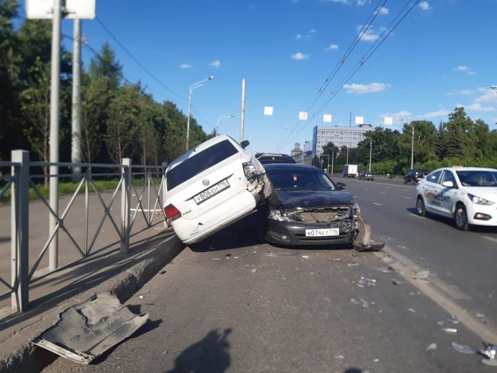 В Казани на улице Ершова столкнулись Nissan и Volkswagen