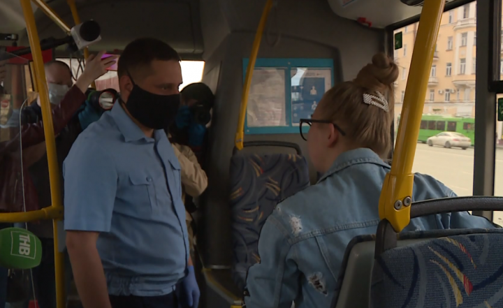 В Казани усилили контроль за пассажирами с приспущенной маской