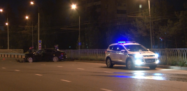 В Казани автомобиль потерял управление и снес металлическое ограждение