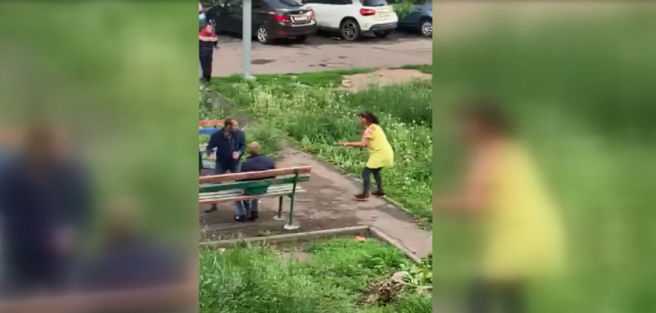 В Казани женщина хотела разнять драку с помощью лома