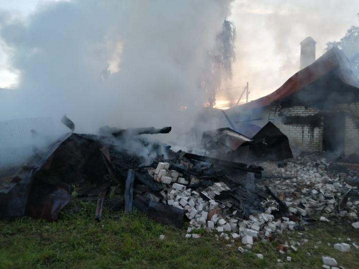 В Высокогорском районе из-за пожара в частном доме погибли два человека