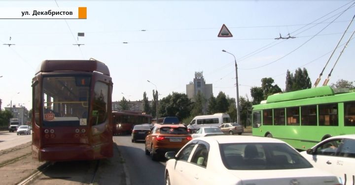 В Казани на улице Декабристов иномарка столкнулась с трамваем