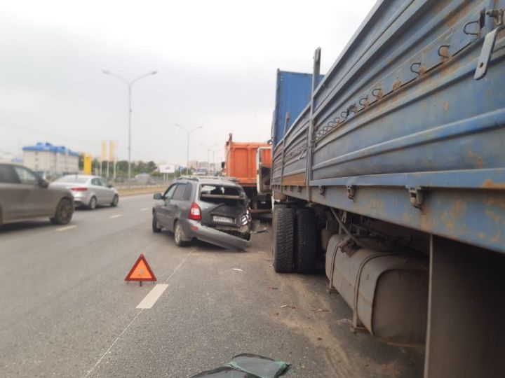 На Мамадышском тракте фура с кирпичами столкнулась с легковым автомобилем и «КамАЗом»
