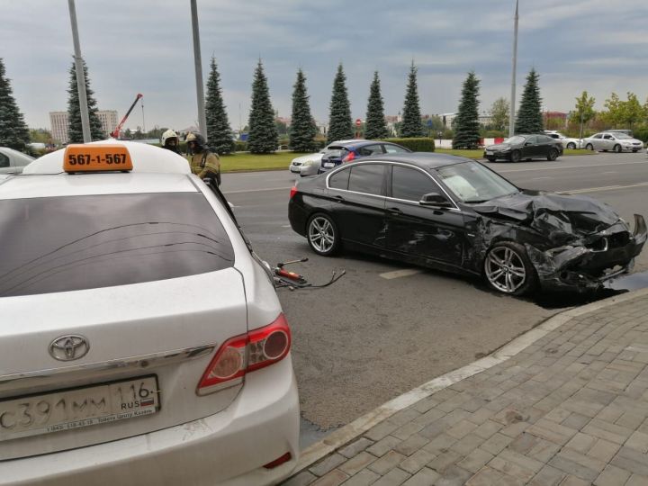 В центре Казани водитель BMW врезался в автомобиль такси: есть пострадавшие