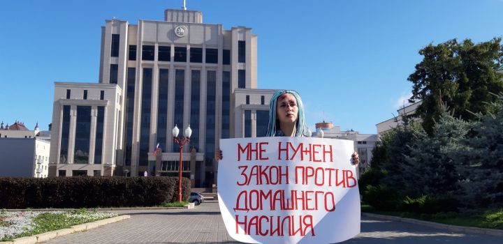 В Казани активистка «ФемКызлар» вышла «избитая» в халате и тапочках к Госсовету РТ