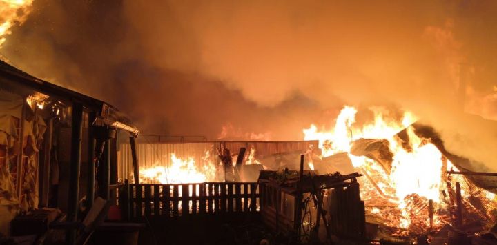 На крупном пожаре в Набережных Челнах пострадал подросток