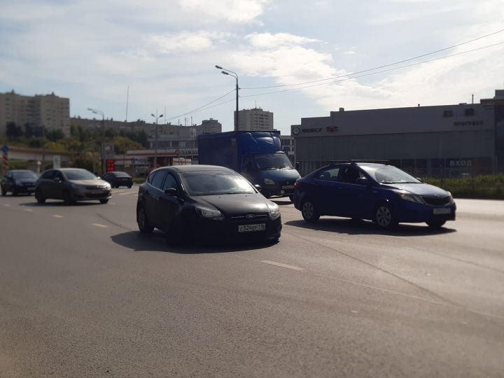 В Казани на Аметьевской магистрали столкнулись 3 машины