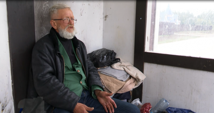 В Нижнекамске на остановке поселился бездомный