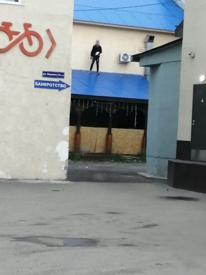 В центре Казани парень не смог слезть с крыши, на которую забрался сам