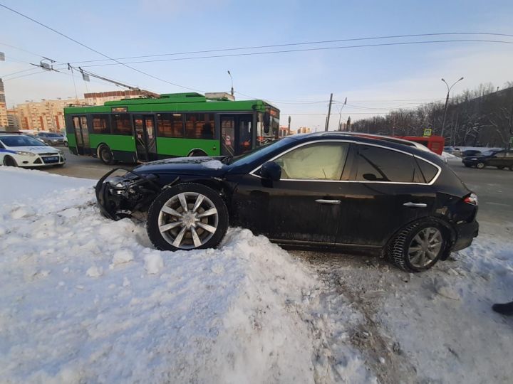 В Казани на пересечении улиц Фучика и Завойского столкнулись BMW и Infiniti