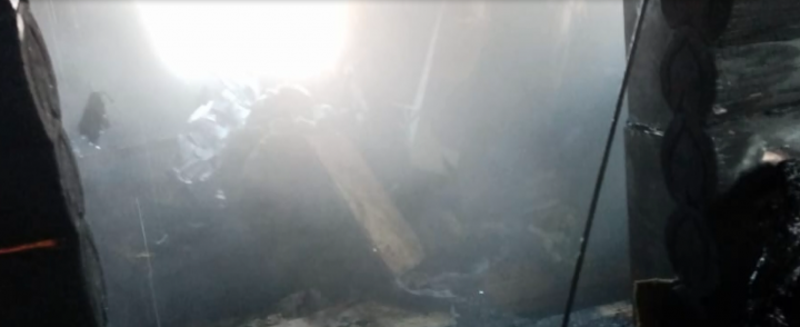 В Зеленодольске из горящего заброшенного здания пожарные спасли бездомного