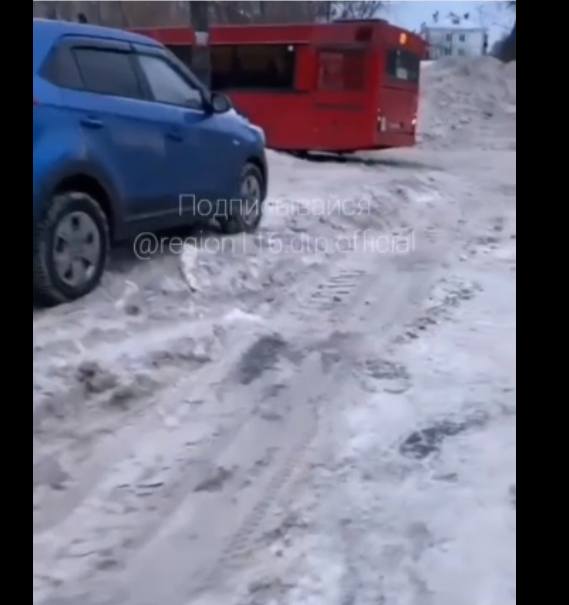 В Казани во дворе застрял автобус