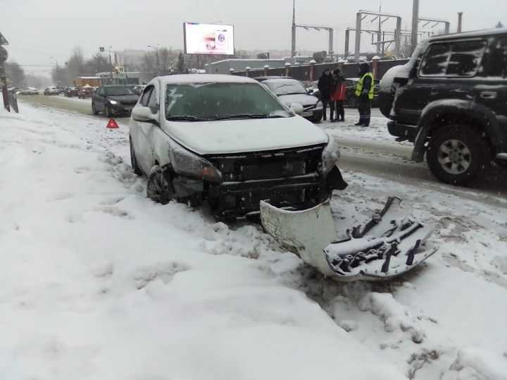 В Казани из-за столкновения двух легковых автомобилей пострадала маленькая девочка