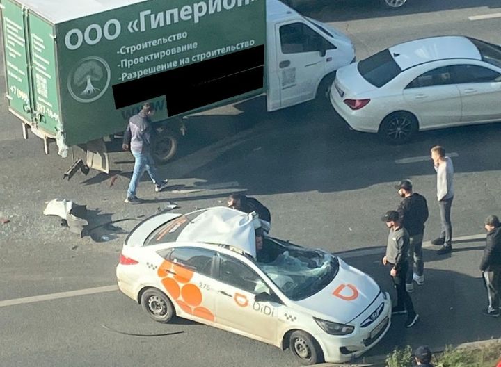 В Казани в результате ДТП у такси снесло полкрыши и лобовое стекло