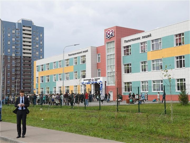 В Казани из-за замыкания беспроводной зарядки эвакуировали школу