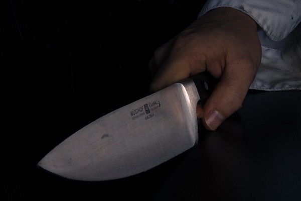 В Татарстане мужчина несколько раз ударил ножом своего гостя