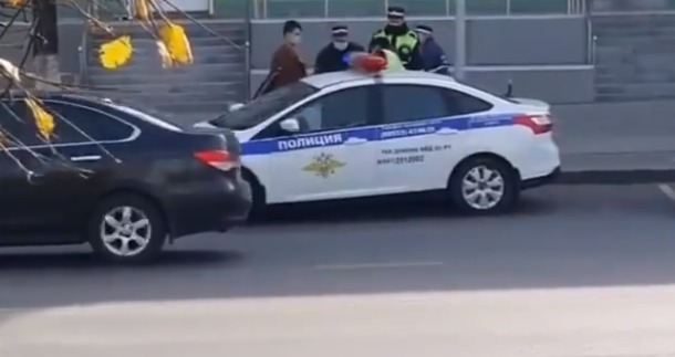 Соцсети: в Альметьевске полицейские скрутили пассажира за отсутствие маски