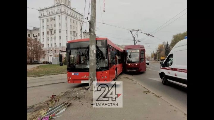 На пересечении улиц Декабристов и Шамиля Усманова в Казани автобус столкнулся с трамваем