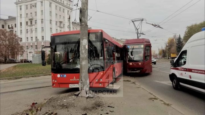 В Минздраве РТ прокомментировали аварию с автобусом и трамваем в Казани