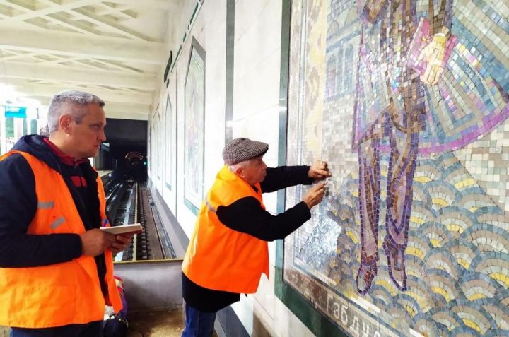 На казанской станции метро «Площадь Габдуллы Тукая» началась реставрация мозаичных панно