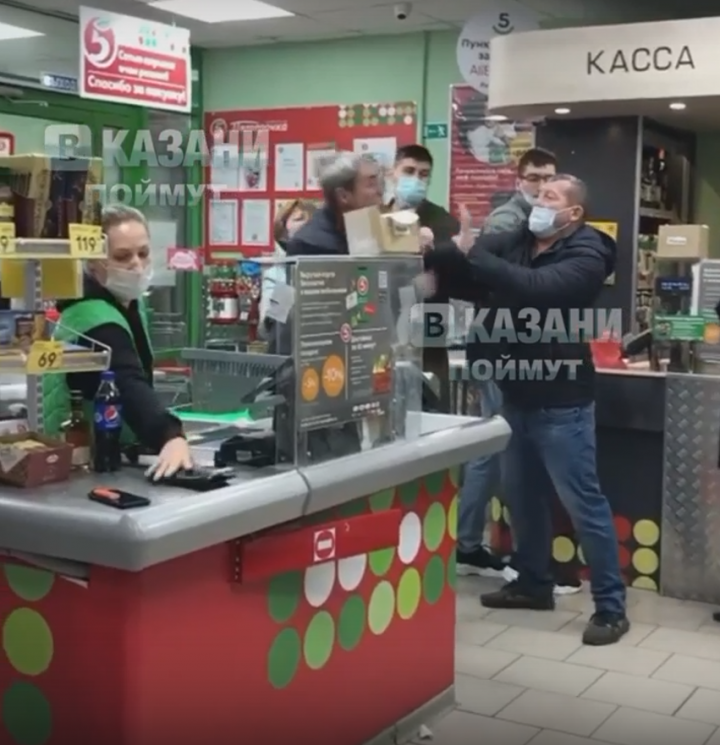 Казанцы сняли на видео жесткую драку посетителей в магазине
