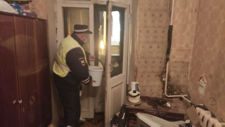 В Казани сотрудники ГИБДД спасли пенсионерку из горящей квартиры