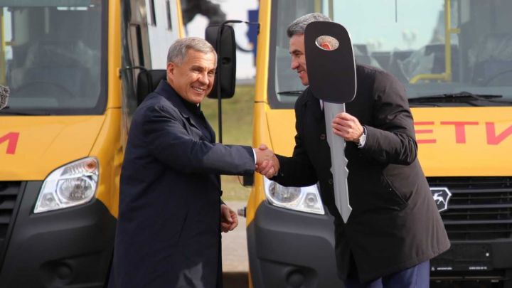 Рустам Минниханов вручил ключи от 120 новых школьных автобусов