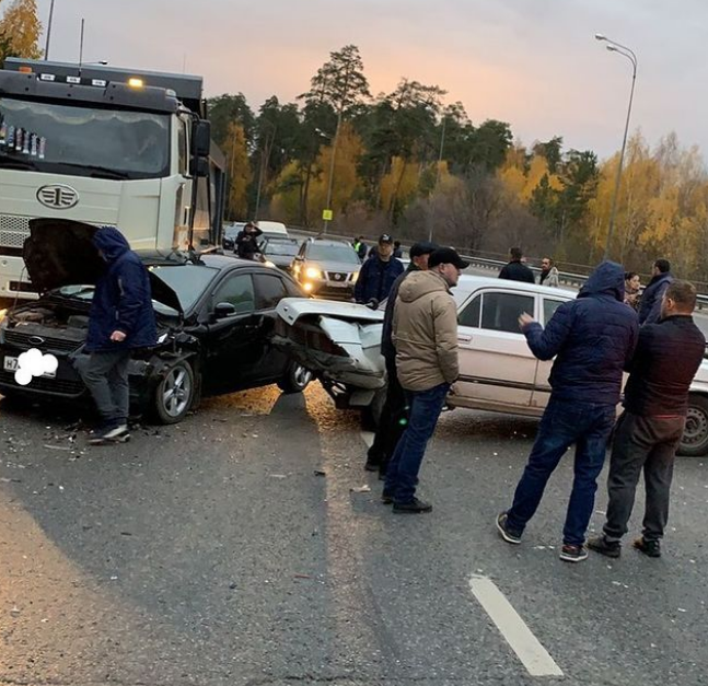 Из-за жесткого ДТП на Горьковском шоссе встало движение автомобилей