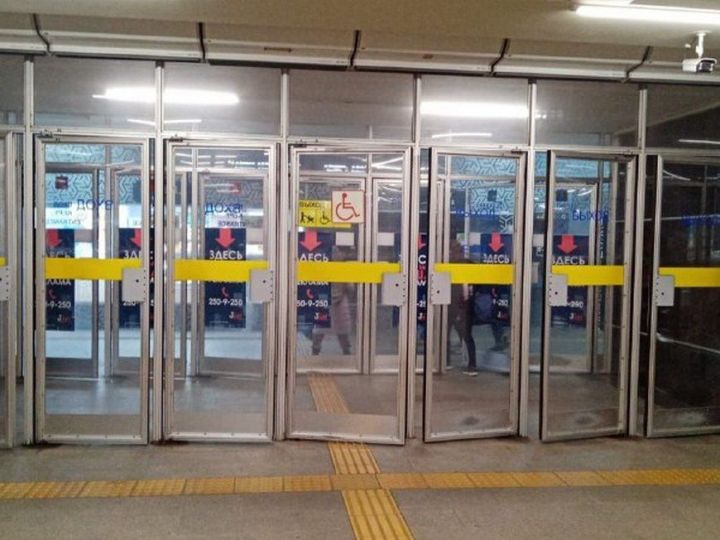 На станциях метро в Казани к зиме установили второй ряд дверей