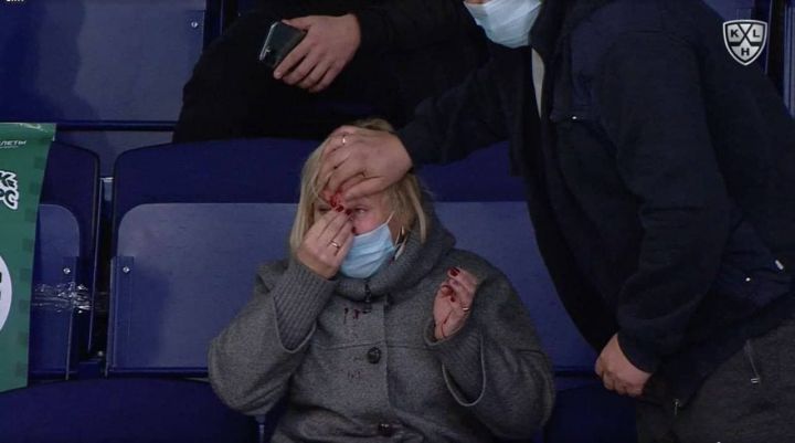 Во время матча «Ак Барс» — «Динамо» шайба попала прямо в лицо болельщице