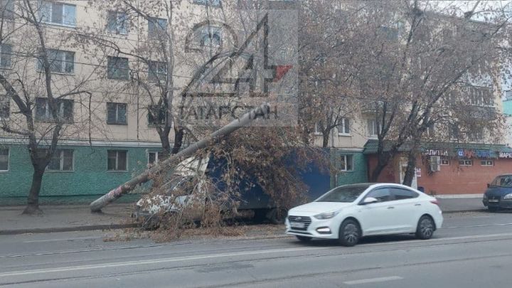 В Казани столб рухнул на «Газель»