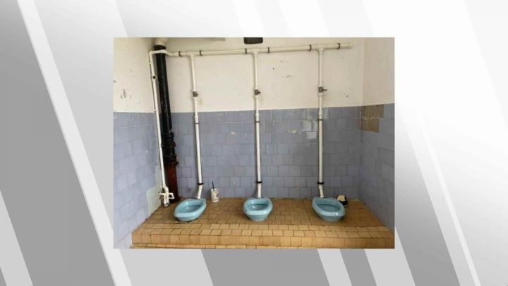 Ученики из Елабуги пожаловались на школьный туалет без дверей и перегородок